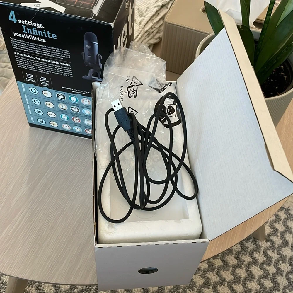 Yeti blackout professional microphone